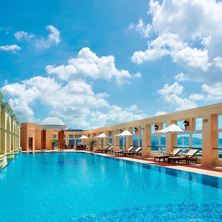 The Royal Garden Hotel Хонконг Екстериор снимка The swimming pool at the hotel