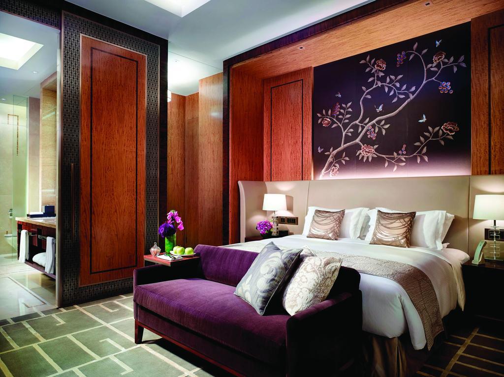The Royal Garden Hotel Хонконг Екстериор снимка A guest room at The St. Regis Mumbai