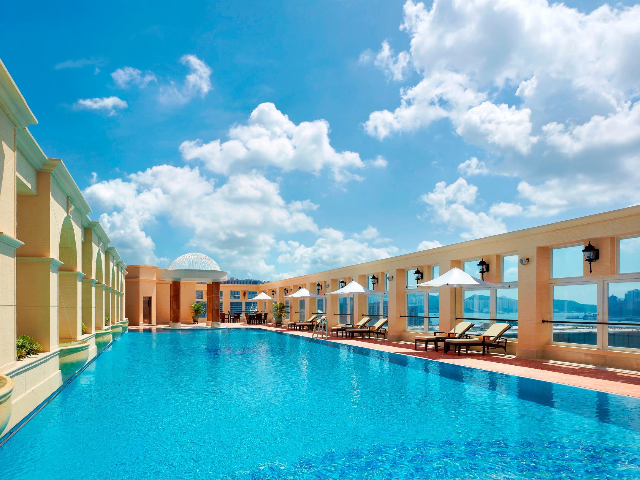 The Royal Garden Hotel Хонконг Екстериор снимка The swimming pool at the hotel