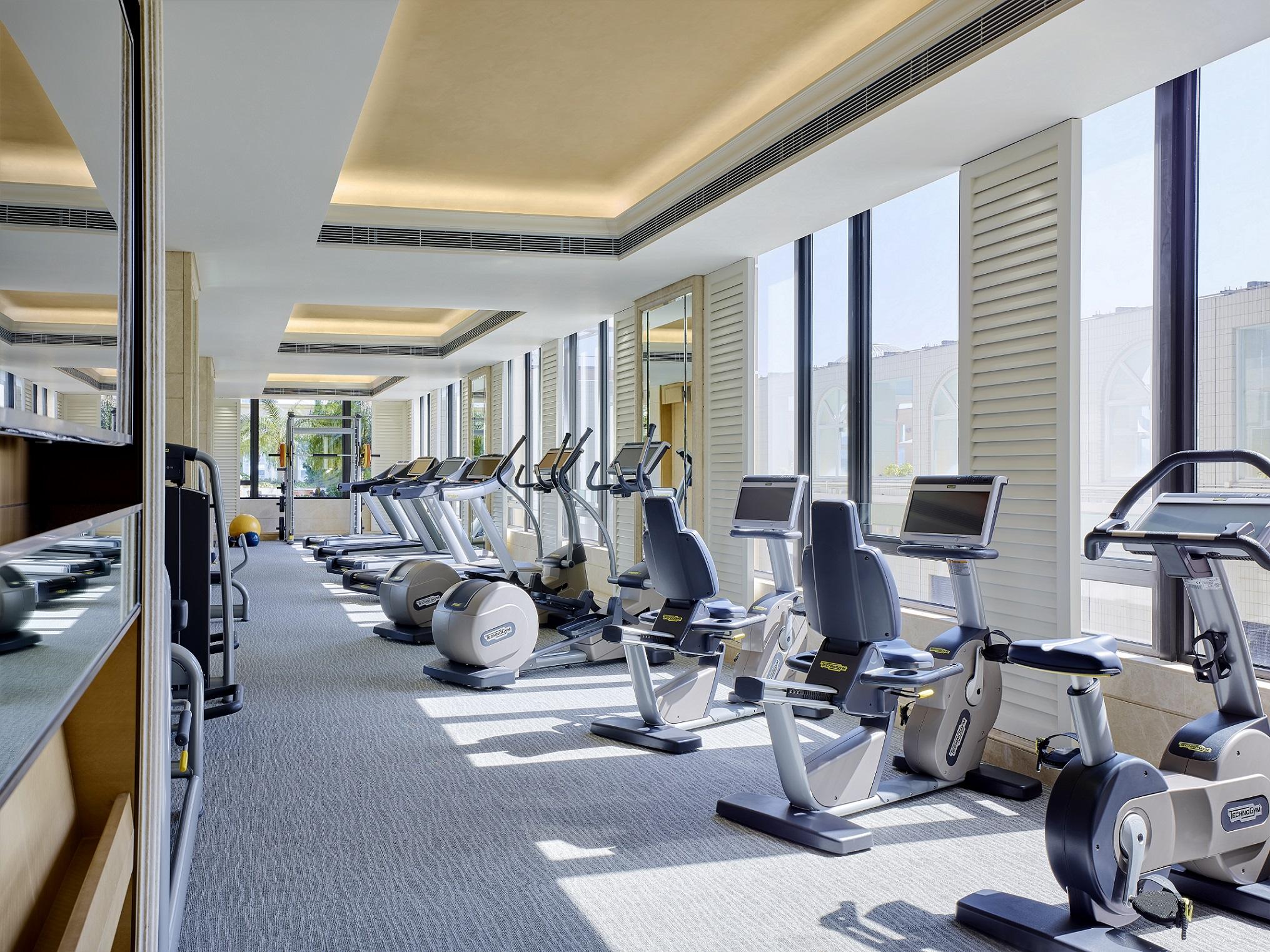 The Royal Garden Hotel Хонконг Екстериор снимка The gym at the Westin