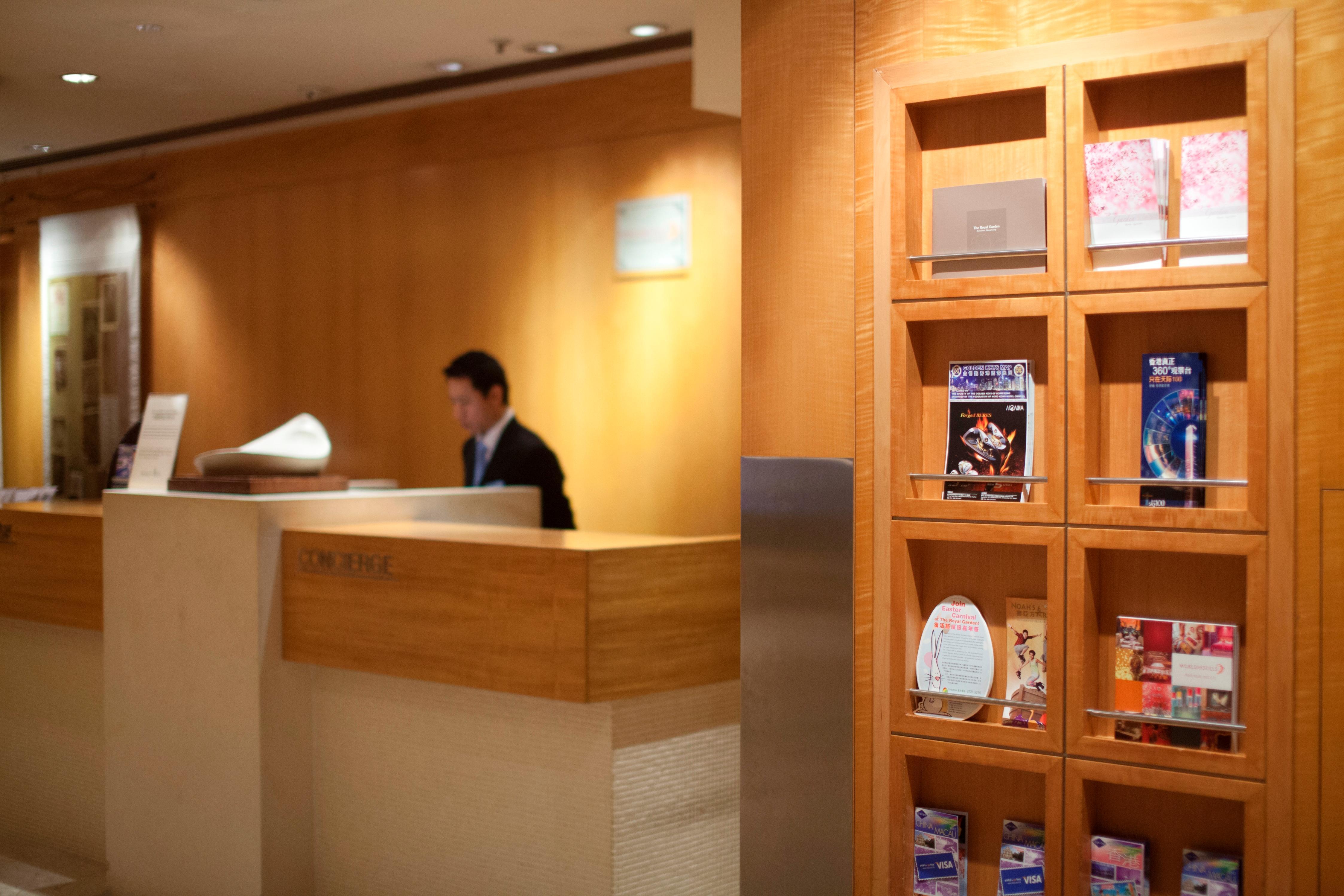The Royal Garden Hotel Хонконг Интериор снимка Reception desk at the airport