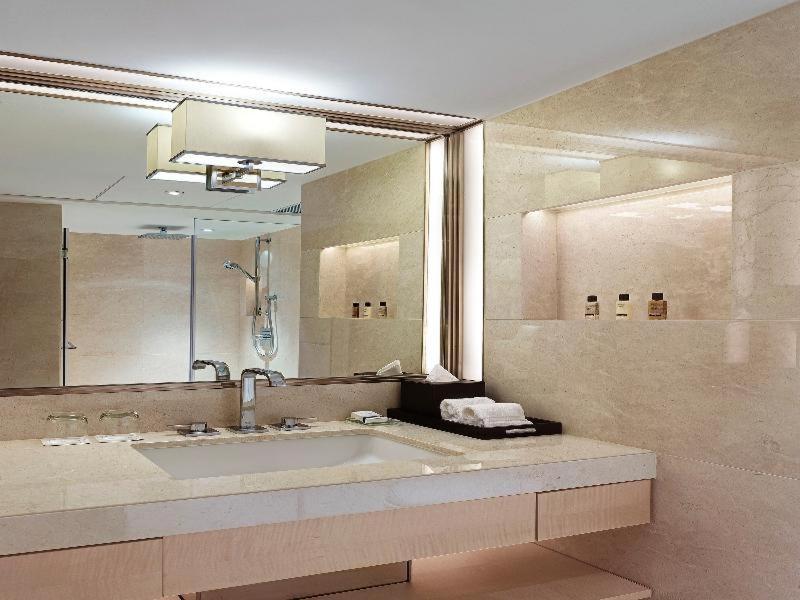The Royal Garden Hotel Хонконг Стая снимка Bathroom