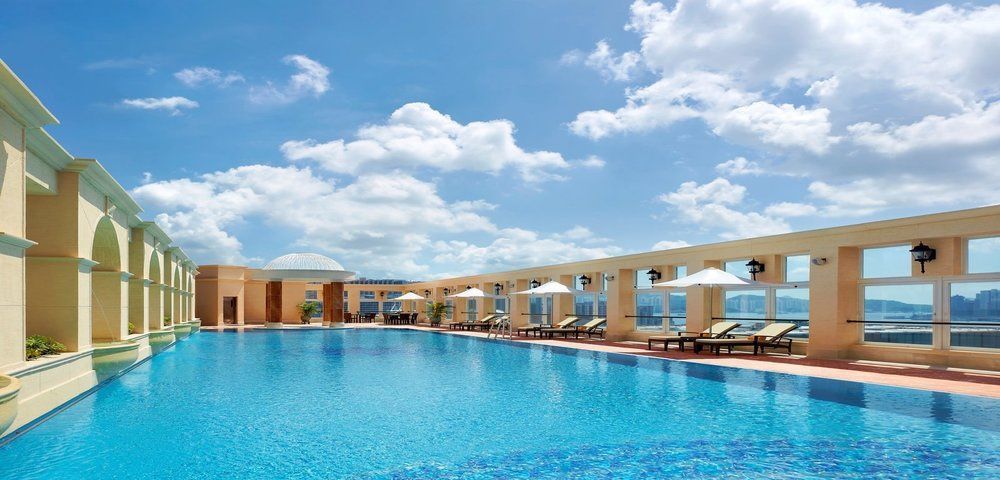 The Royal Garden Hotel Хонконг Екстериор снимка The pool at the hotel
