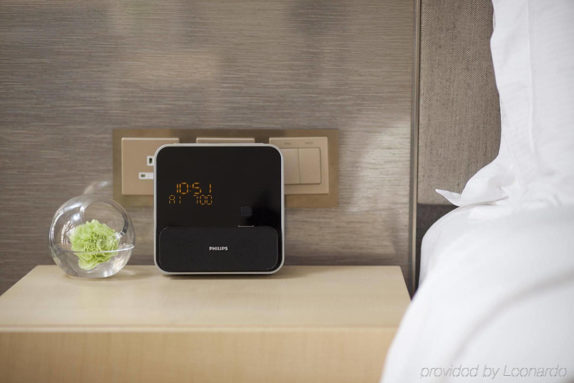 The Royal Garden Hotel Хонконг Стая снимка Philips Internet Radio