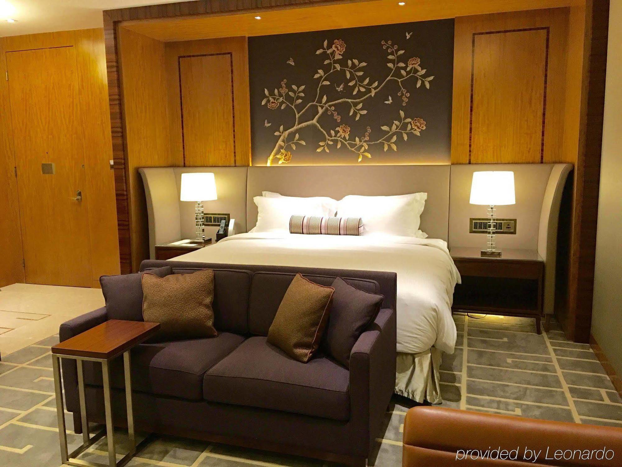 The Royal Garden Hotel Хонконг Екстериор снимка A bedroom at the Shangri-La Hotel, Kuala Lumpur