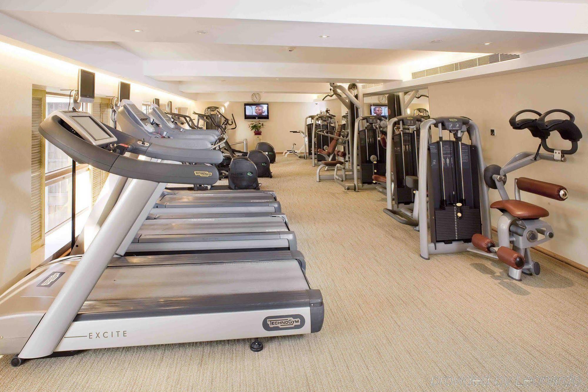 The Royal Garden Hotel Хонконг Съоръжения снимка The gym at the hotel