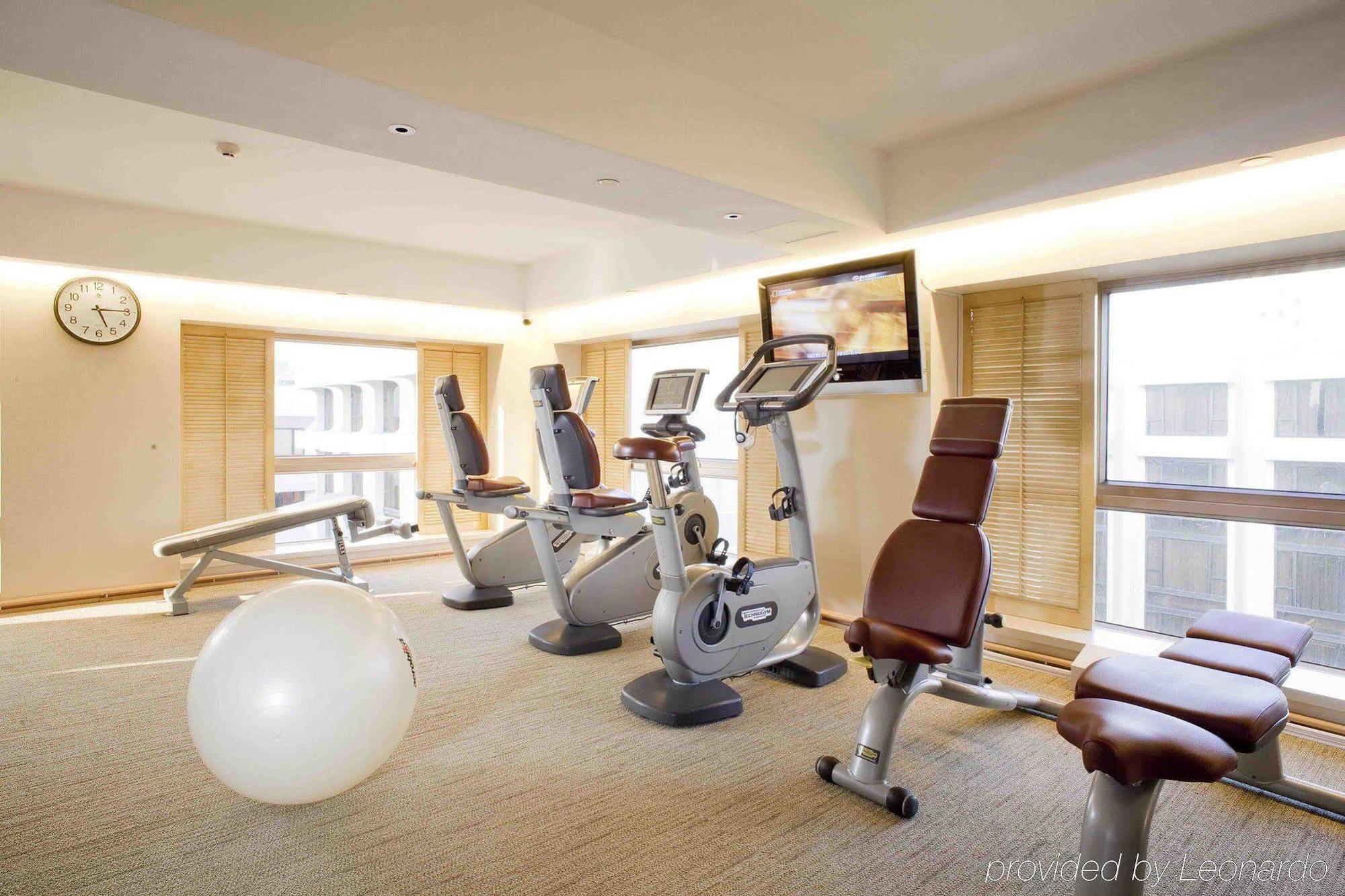 The Royal Garden Hotel Хонконг Съоръжения снимка The gym at the hotel