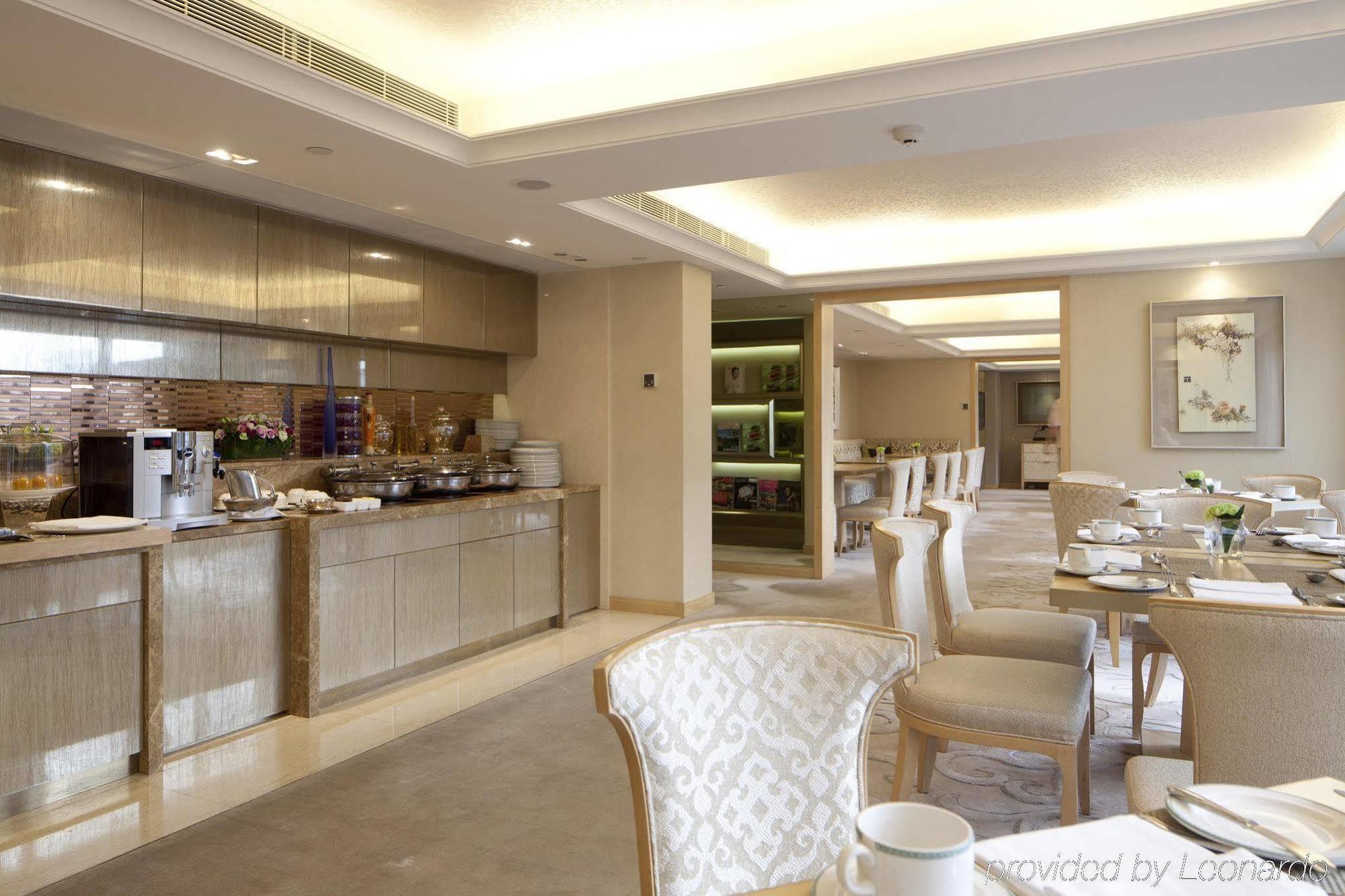 The Royal Garden Hotel Хонконг Ресторант снимка The Club Lounge at the Ritz-Carlton, Dubai