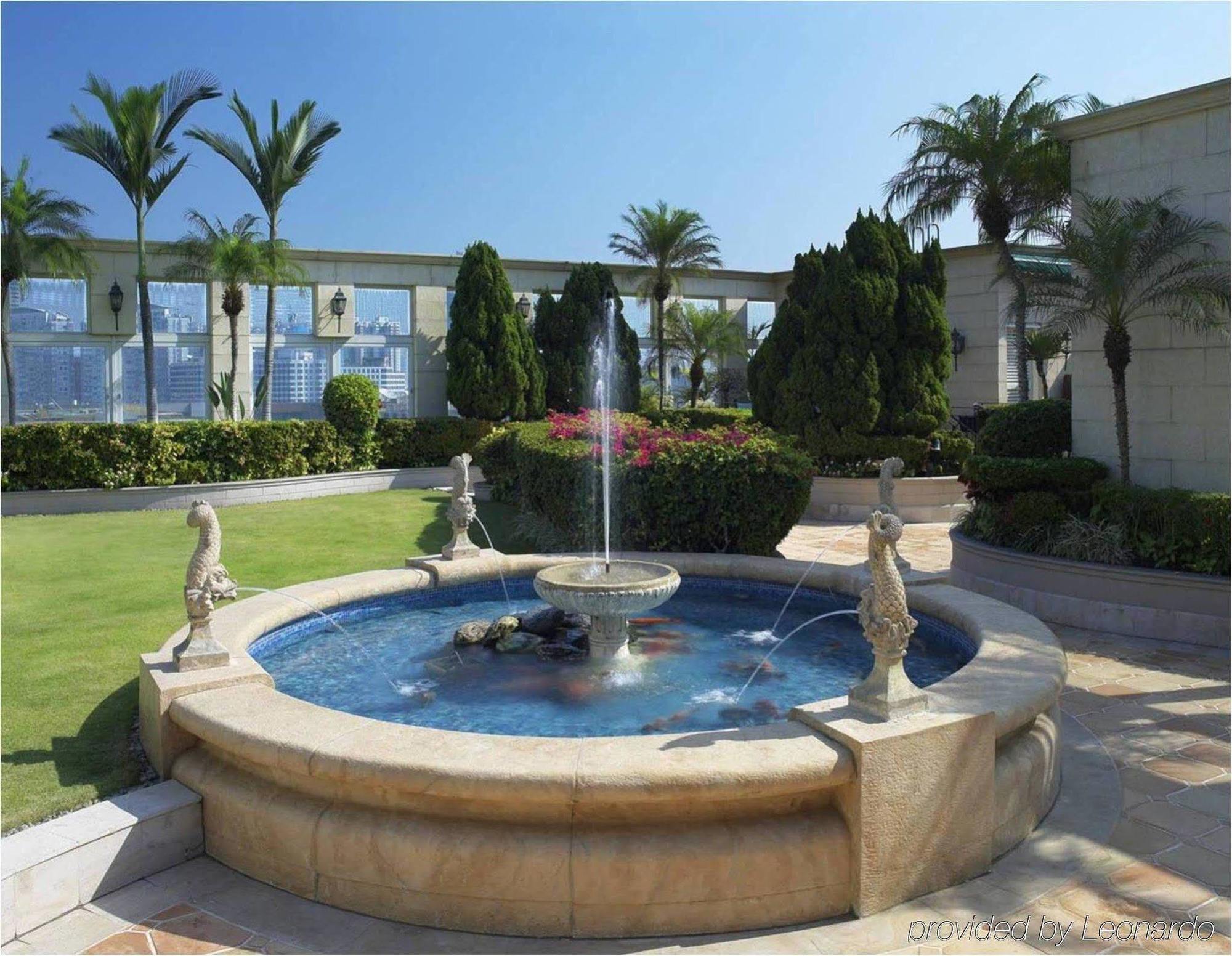 The Royal Garden Hotel Хонконг Удобства снимка Fountain at the University of Haifa