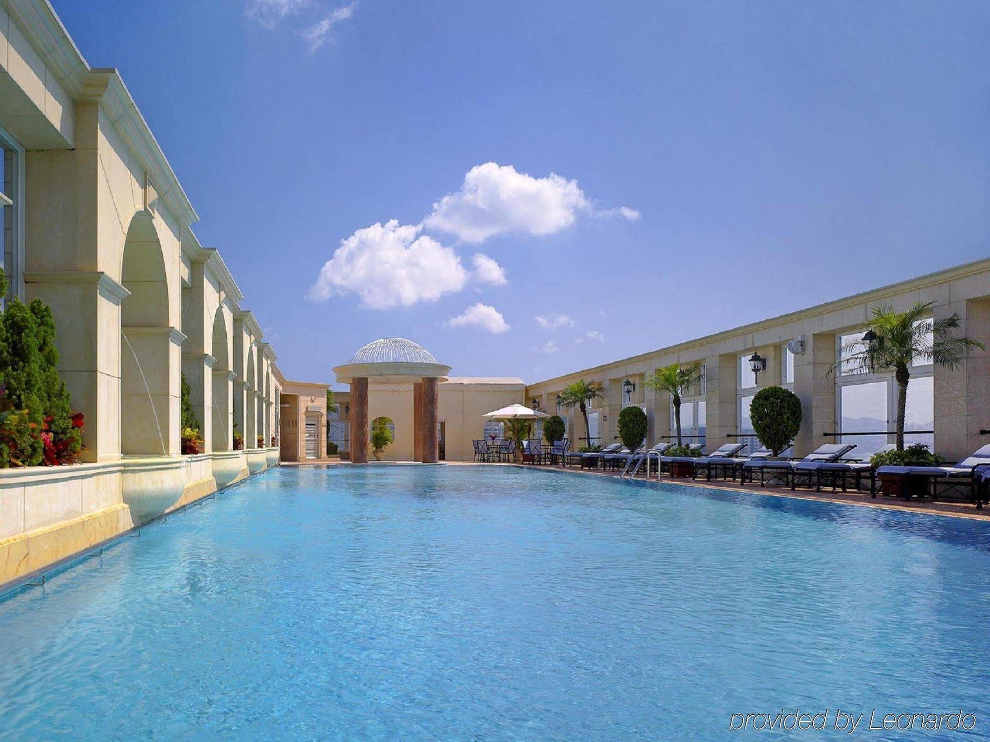 The Royal Garden Hotel Хонконг Съоръжения снимка The pool at the hotel